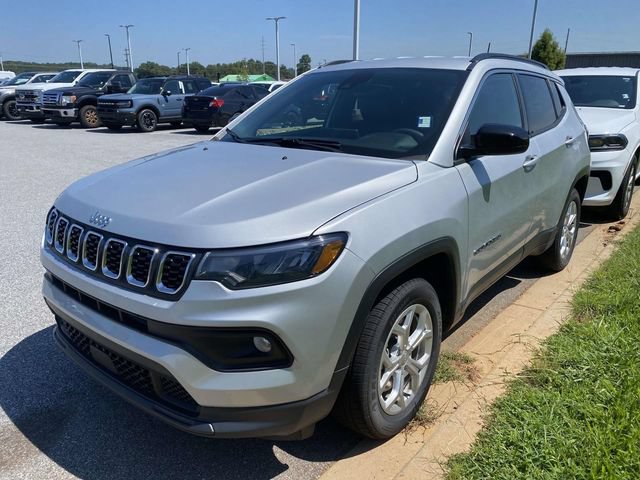 Used 2024 Jeep Compass Latitude AWD/4WD image 3