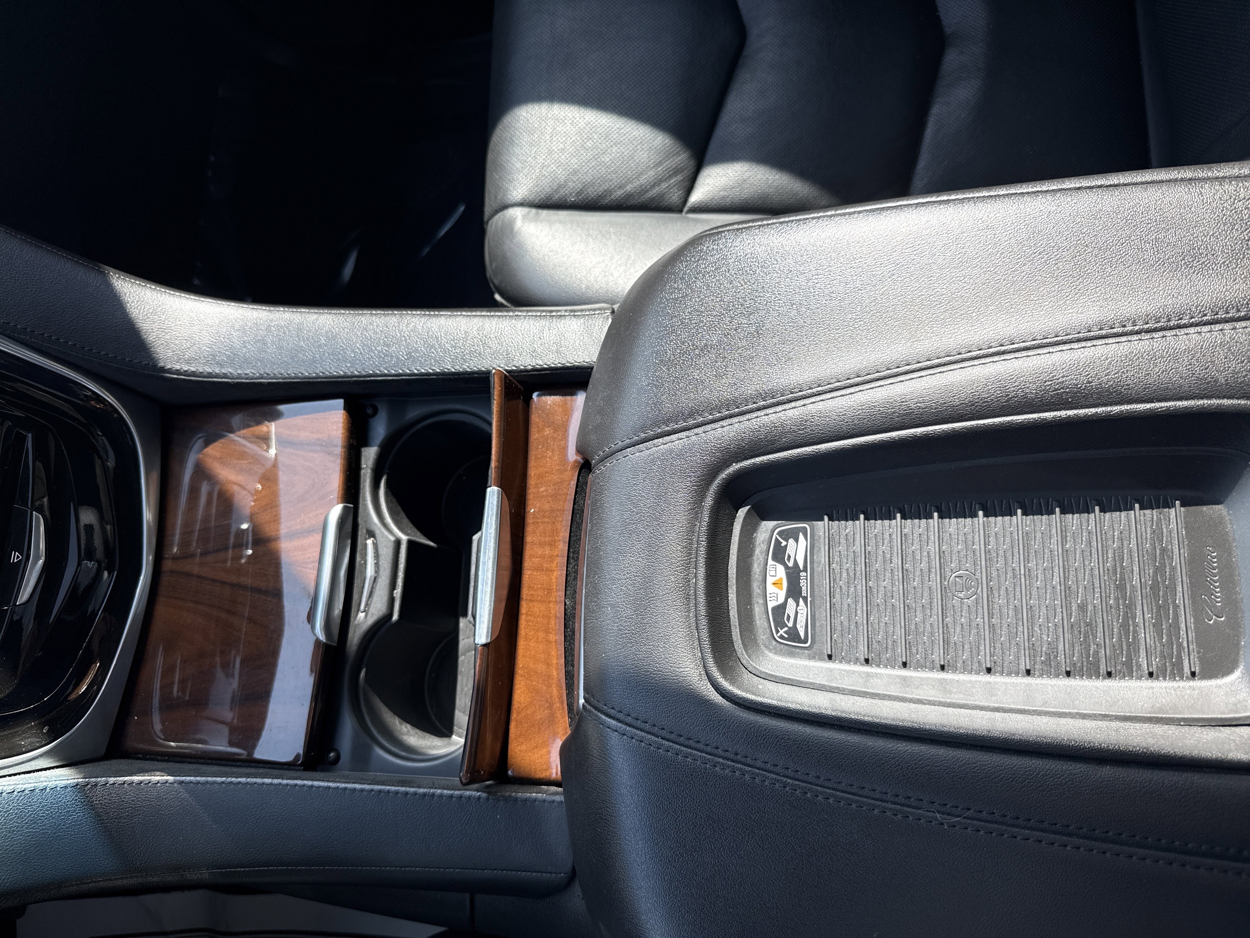 Used 2019 Cadillac Escalade ESV Luxury AWD/4WD image 24