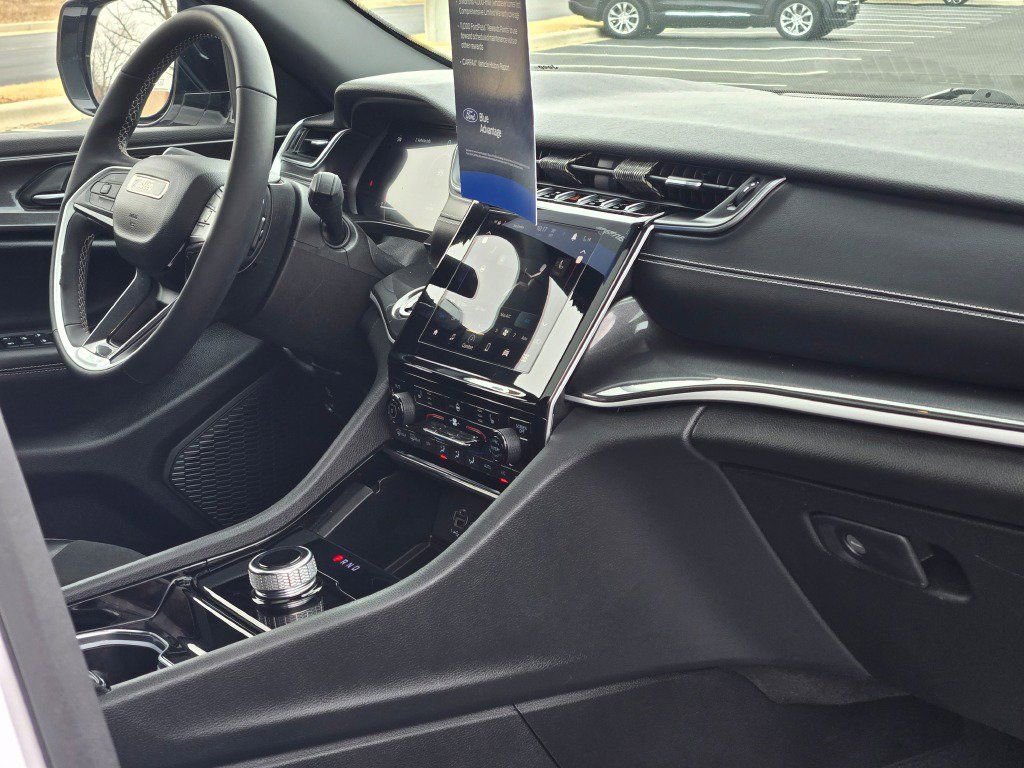 Used 2023 Jeep Grand Cherokee Altitude image 9