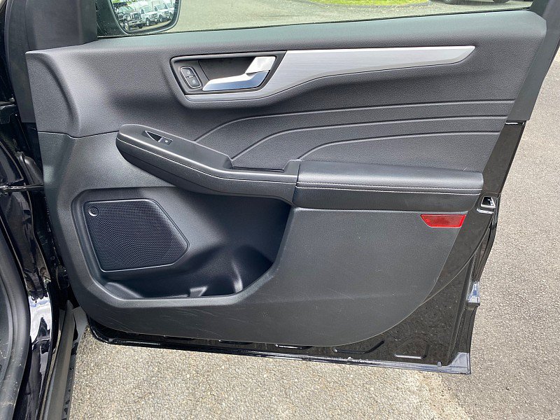 Certified 2025 Ford Escape Platinum AWD/4WD image 32