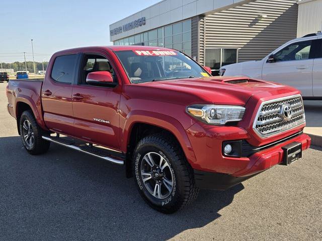 Used 2017 Toyota Tacoma TRD Sport AWD/4WD image 3