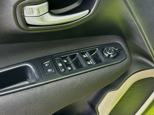 Used 2017 Jeep Renegade Latitude w/ Cold Weather Group image 17