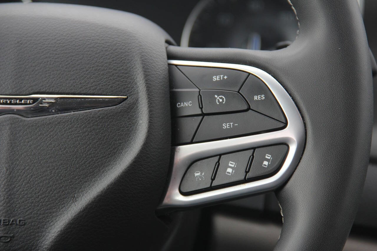 Used 2024 Chrysler Pacifica Touring-L FWD image 22