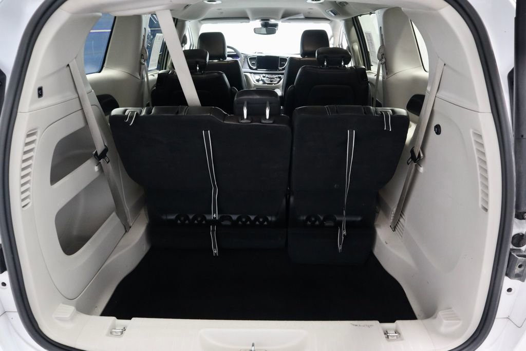 Used 2023 Chrysler Pacifica Touring-L image 14