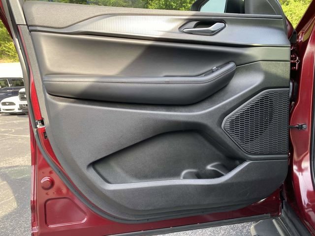 Used 2025 Jeep Grand Cherokee Laredo X w/ Luxury Tech Group I image 21