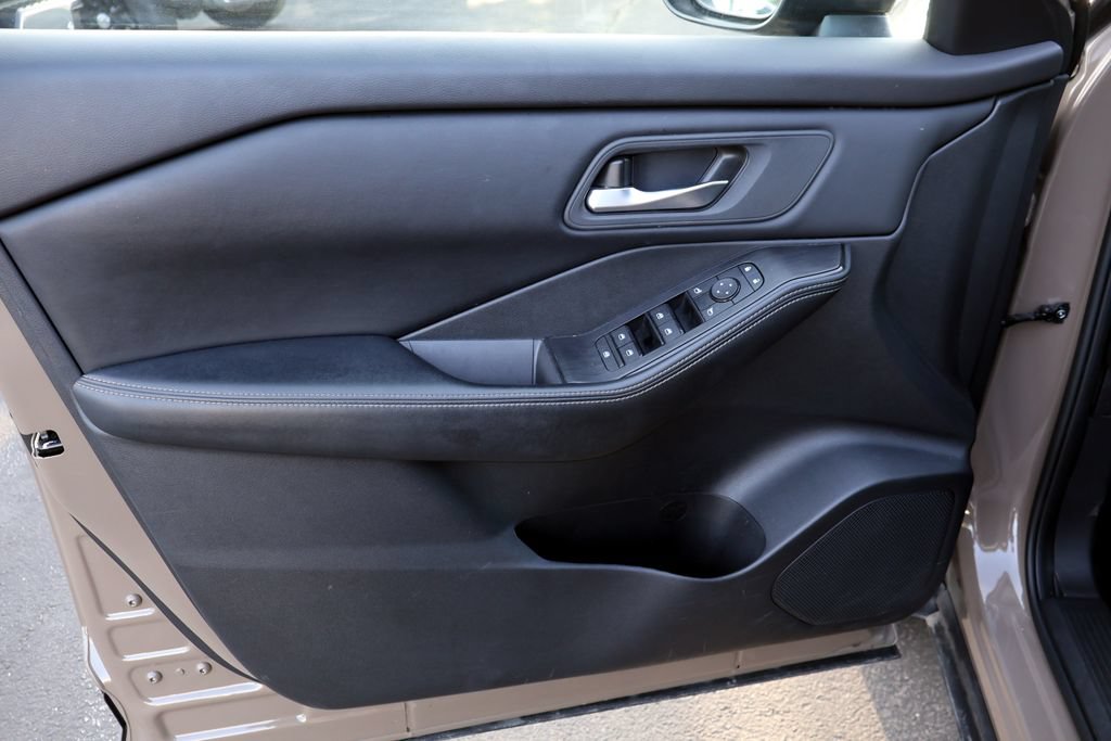 Used 2025 Nissan Rogue SV AWD/4WD image 28