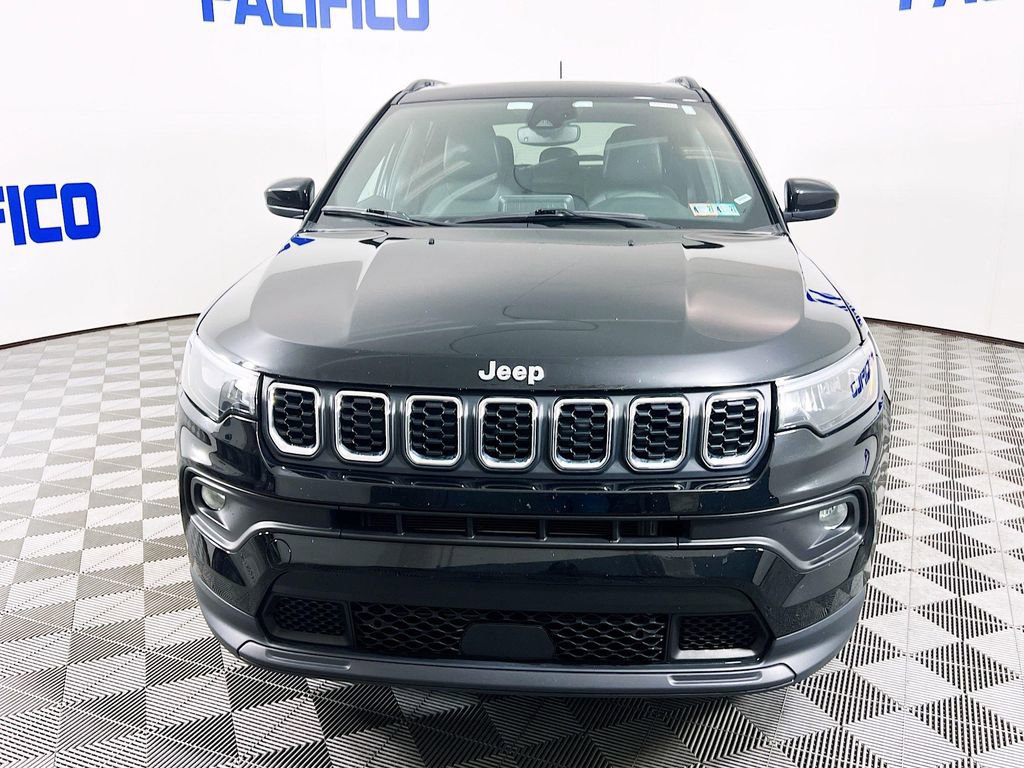 Used 2025 Jeep Compass Latitude w/ Sun & Sound Group AWD/4WD image 3