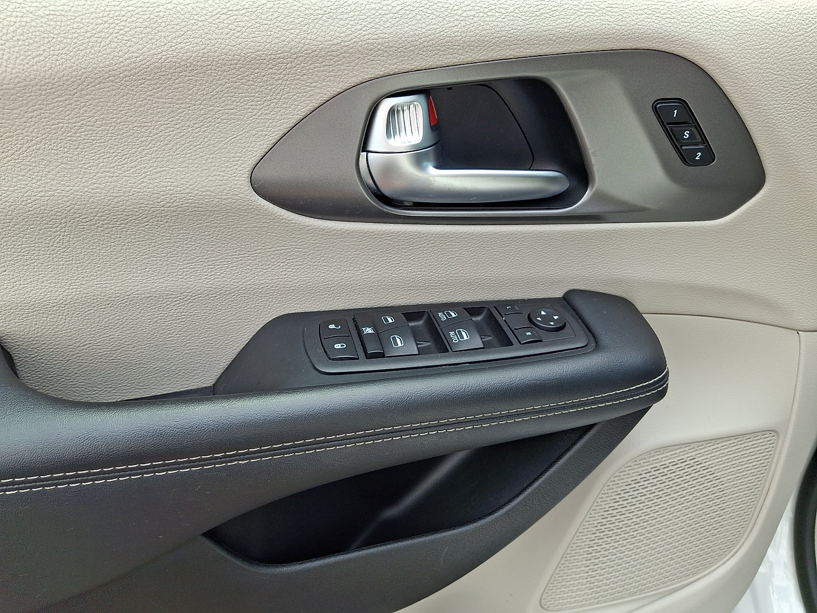 Used 2023 Chrysler Pacifica Touring-L FWD image 13