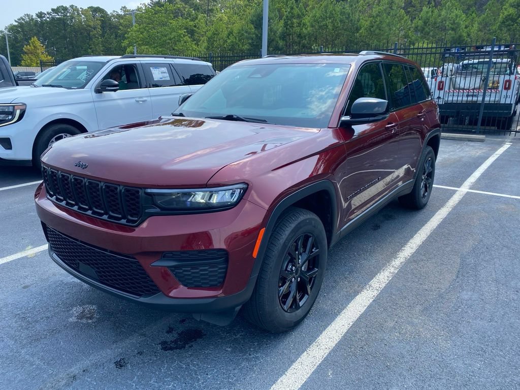Used 2025 Jeep Grand Cherokee Altitude AWD/4WD image 3