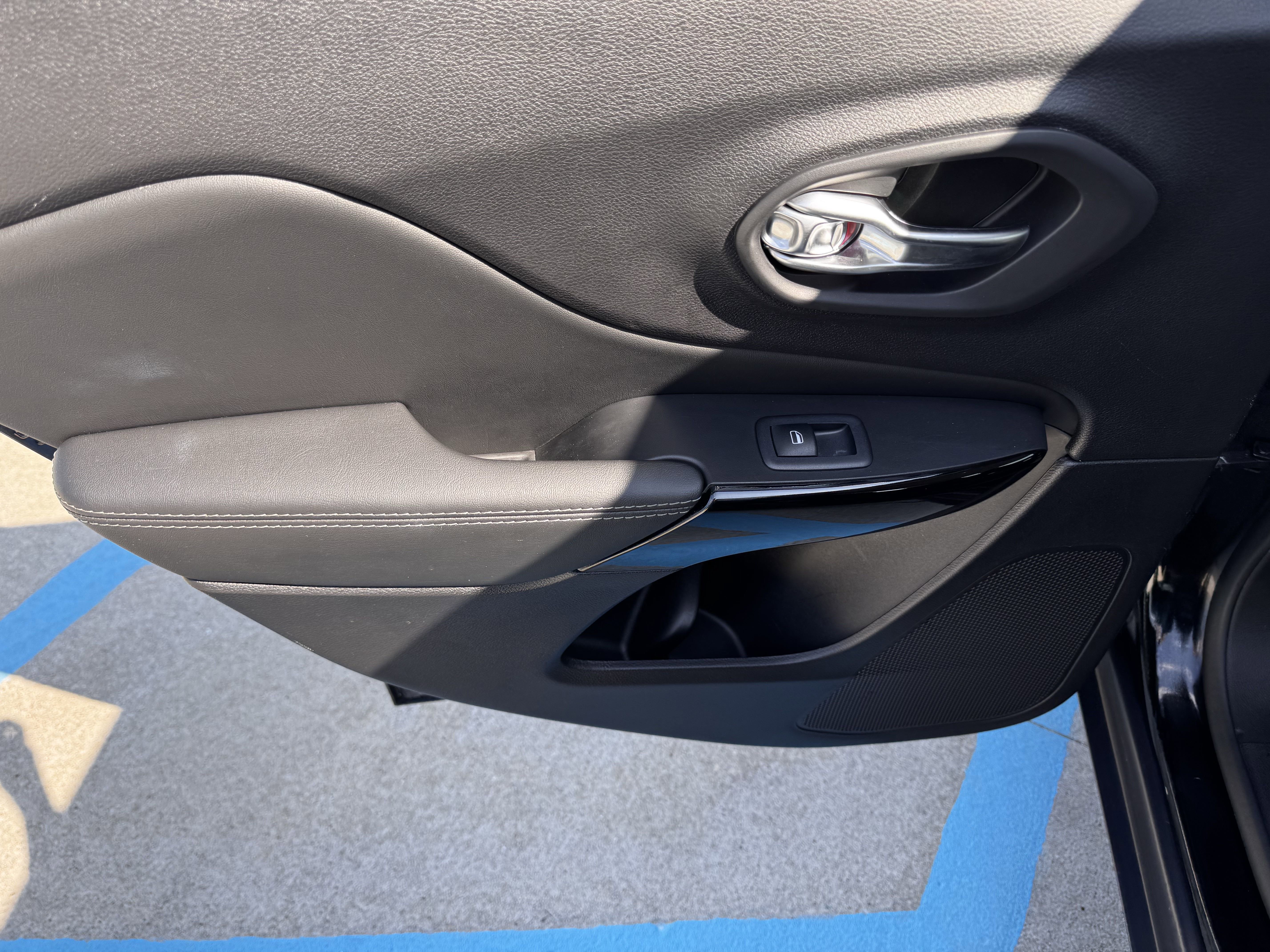 Used 2023 Jeep Cherokee Altitude Lux image 34