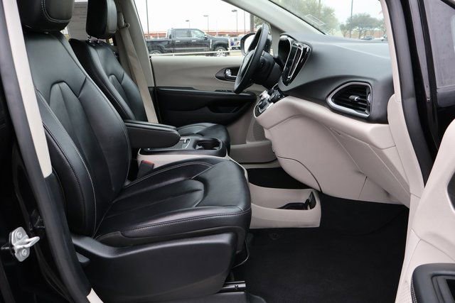 Used 2024 Chrysler Pacifica Touring-L image 18