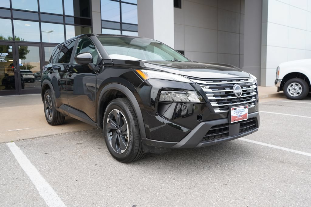 Used 2025 Nissan Rogue SV FWD image 2