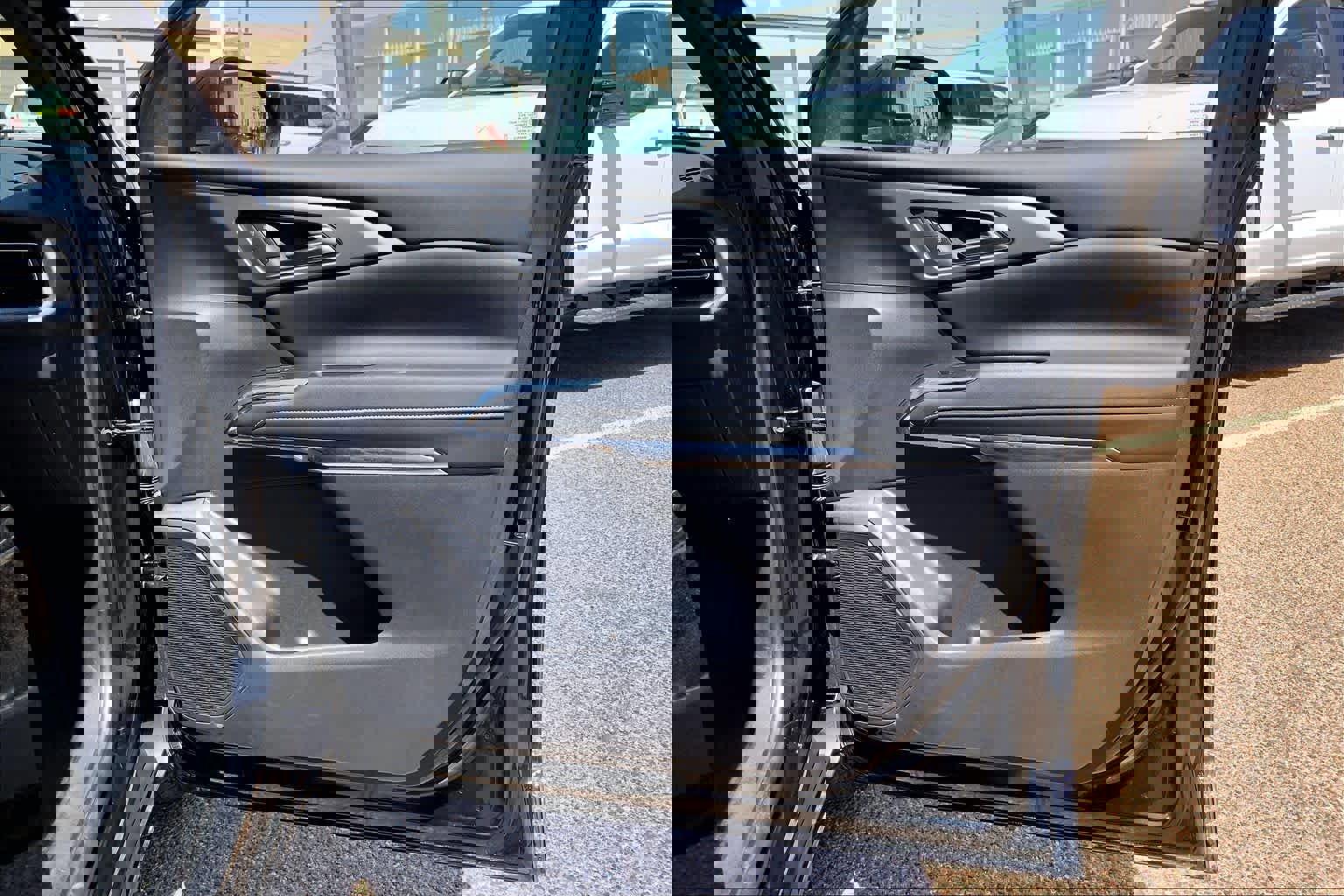 Used 2025 Chevrolet Traverse LT image 23