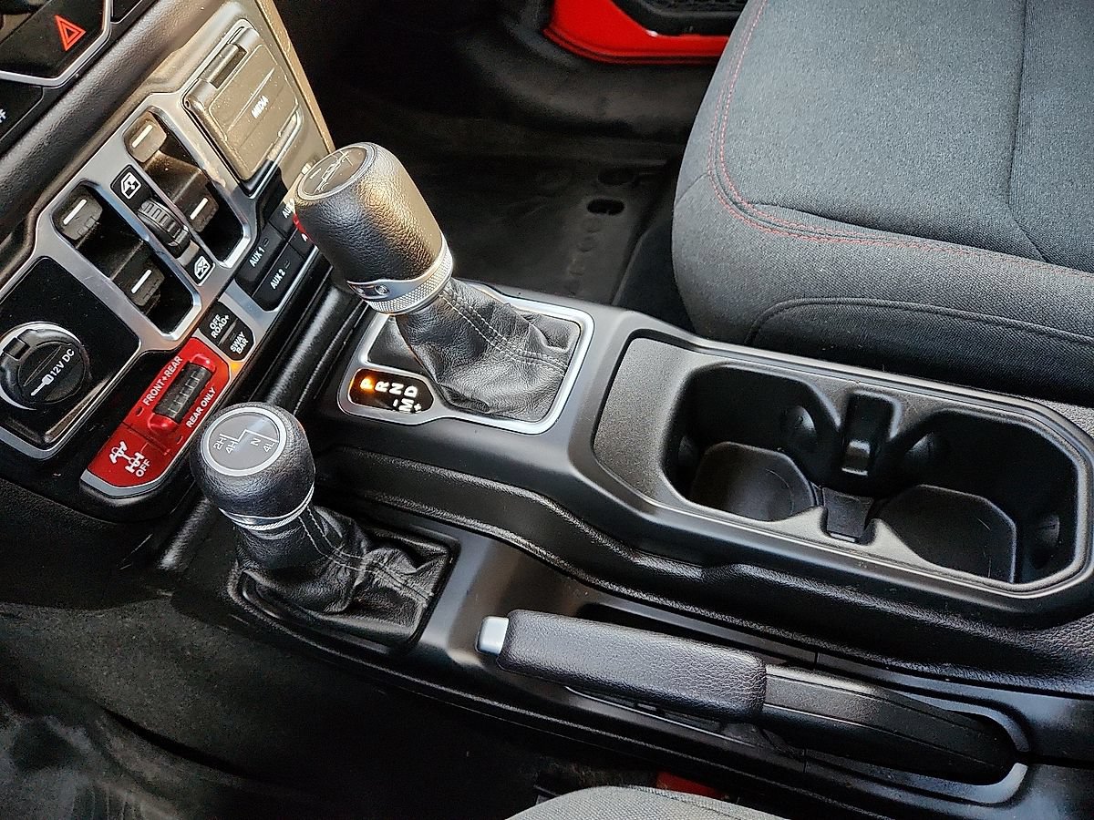 Used 2024 Jeep Gladiator Rubicon w/ Technology Group AWD/4WD image 12