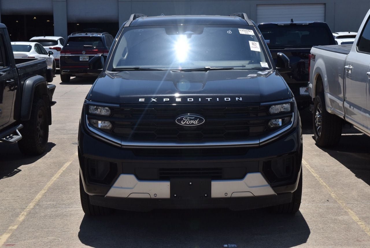 Certified 2025 Ford Expedition Max Platinum w/ Driver's Package AWD/4WD image 3