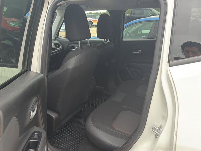 Used 2023 Jeep Renegade Latitude AWD/4WD image 4