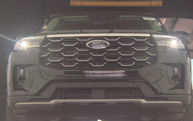 Certified 2026 Ford Explorer Platinum w/ LUX Leather Package AWD/4WD image 5