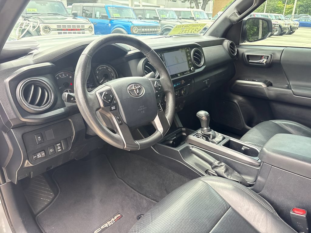 Used 2020 Toyota Tacoma TRD Sport w/ TRD Premium Sport Package AWD/4WD image 6
