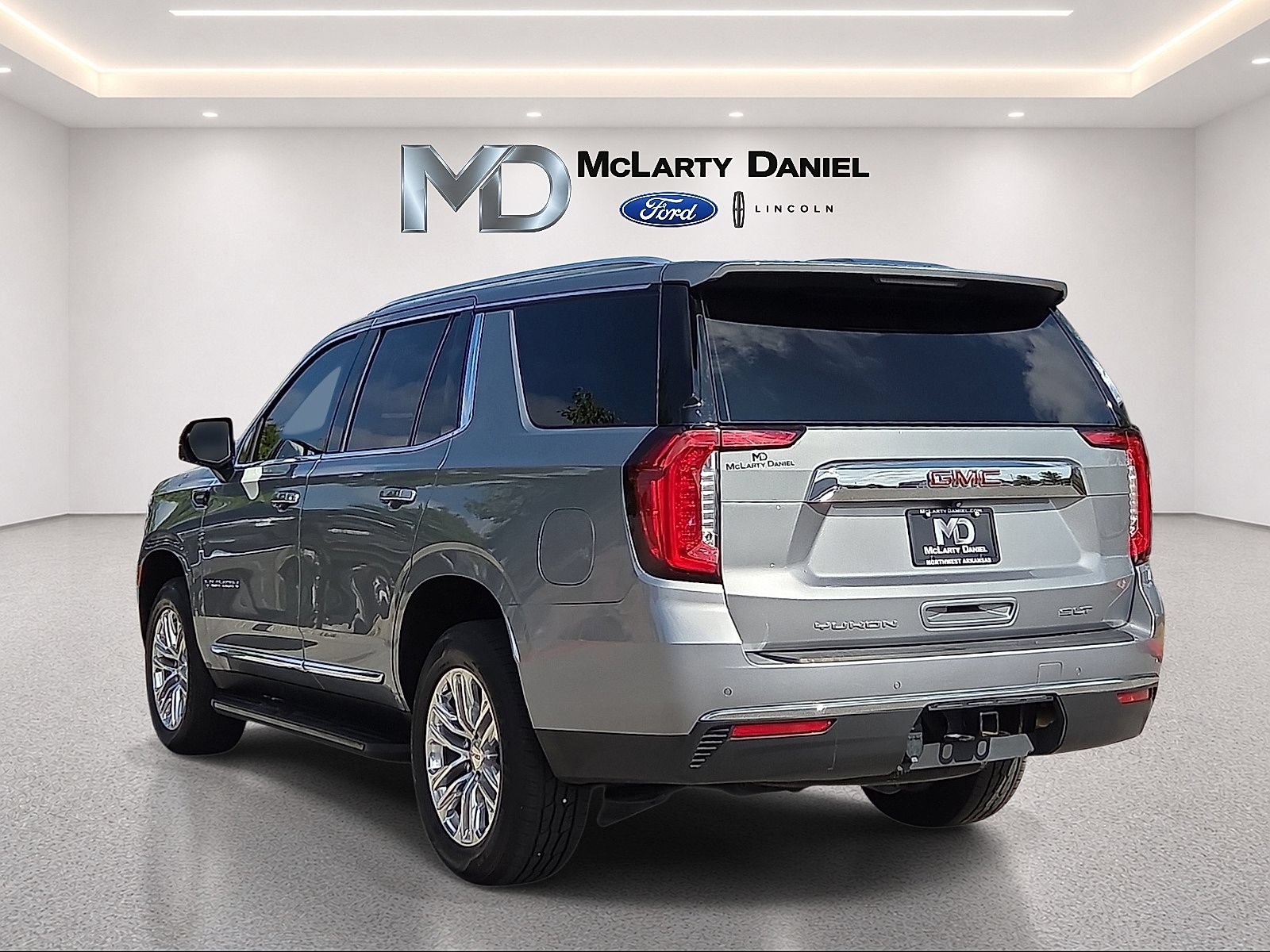 Used 2024 GMC Yukon SLT w/ SLT Luxury Package AWD/4WD image 4