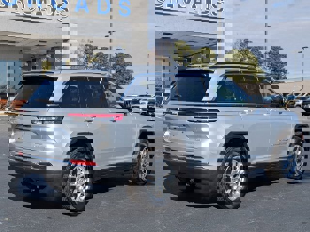 Used 2024 Jeep Grand Cherokee Laredo X image 2