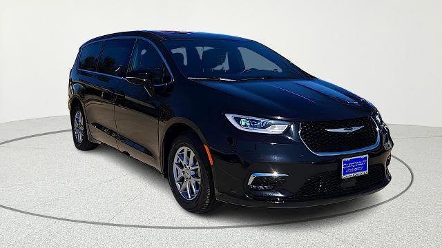 Used 2025 Chrysler Pacifica Select image 1