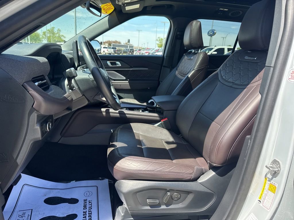 Certified 2025 Ford Explorer Platinum w/ LUX Leather Package AWD/4WD image 4