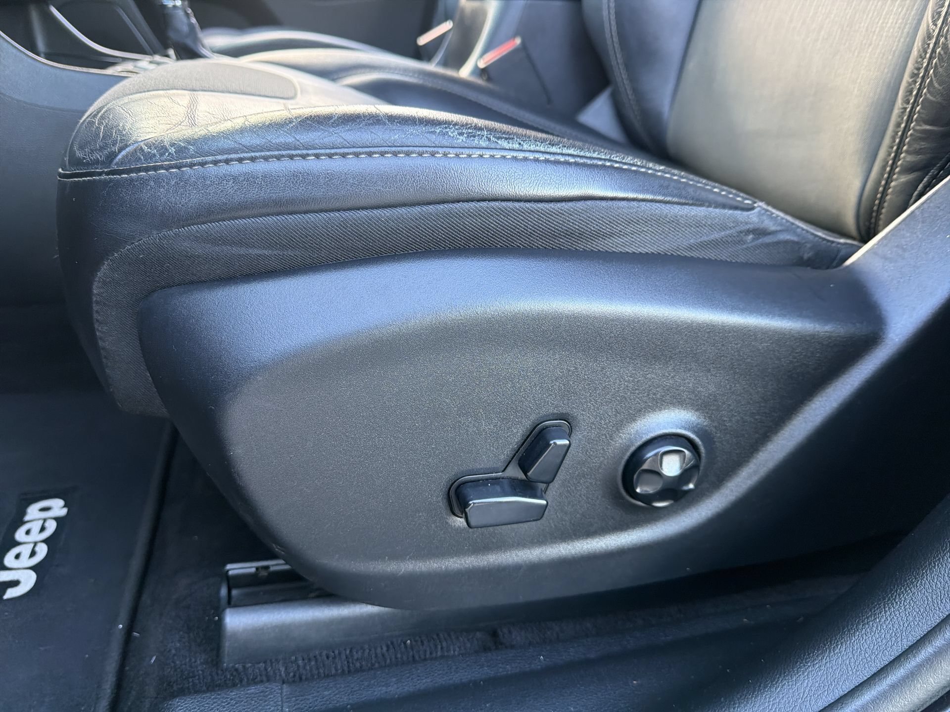 Used 2018 Jeep Cherokee Latitude Plus FWD image 12