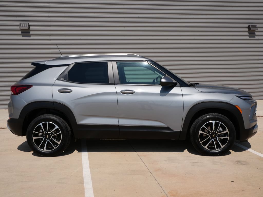 Used 2024 Chevrolet TrailBlazer LT AWD/4WD image 2