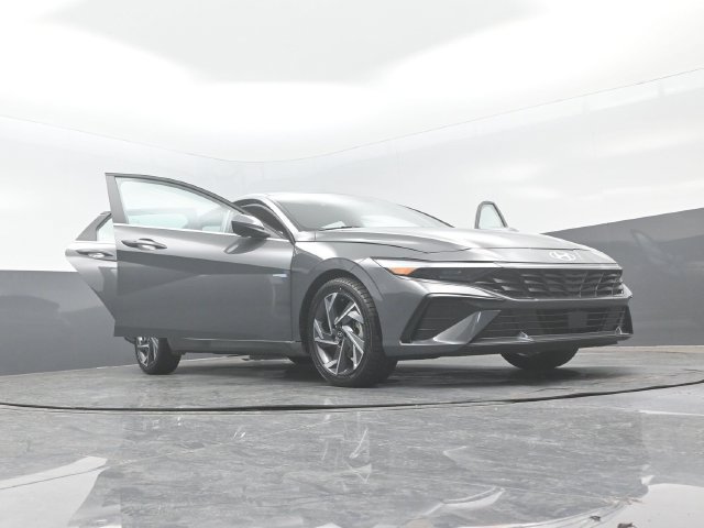 Used 2025 Hyundai Elantra SEL FWD image 31