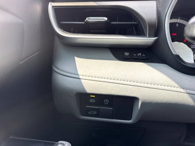 Used 2023 Toyota Highlander XLE AWD/4WD image 32