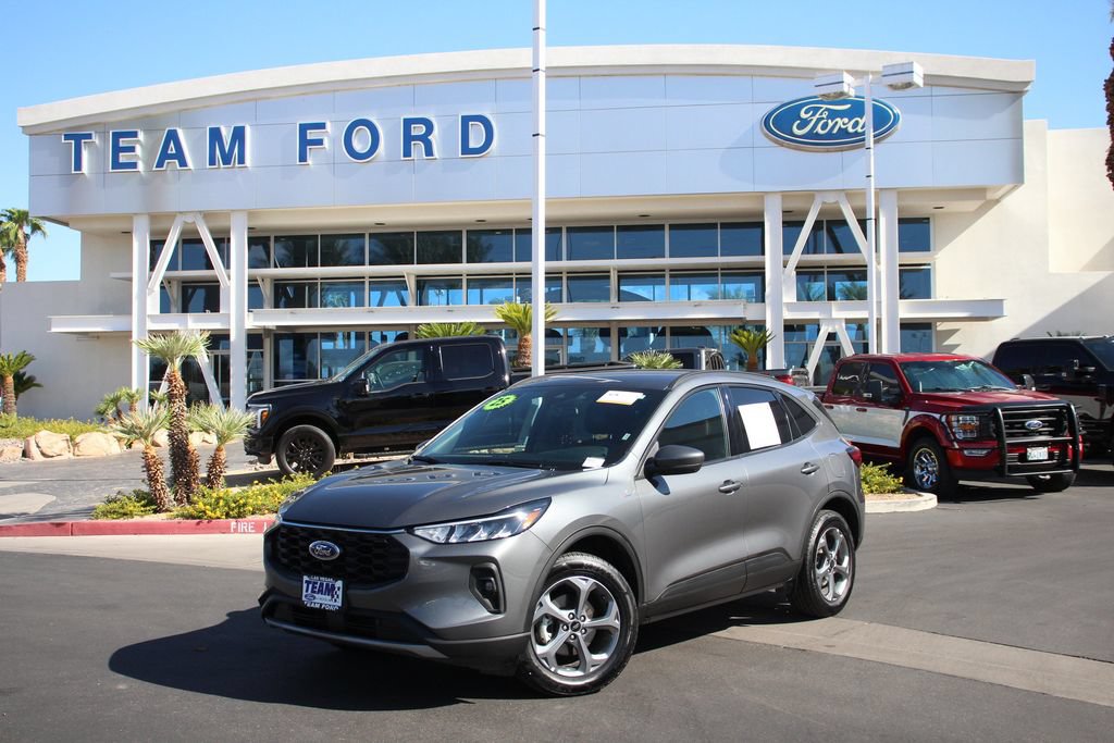 Certified 2025 Ford Escape ST-Line Select AWD/4WD image 2