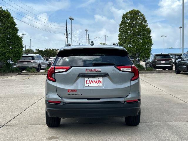 Used 2024 GMC Terrain SLE w/ Driver Convenience Package FWD image 4