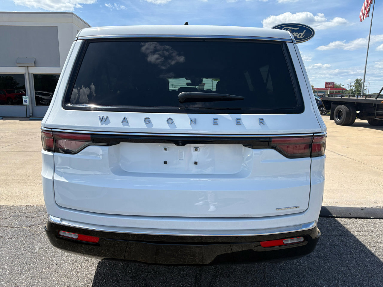 Used 2024 Jeep Wagoneer L Series II w/ Flexible Seating Group image 4