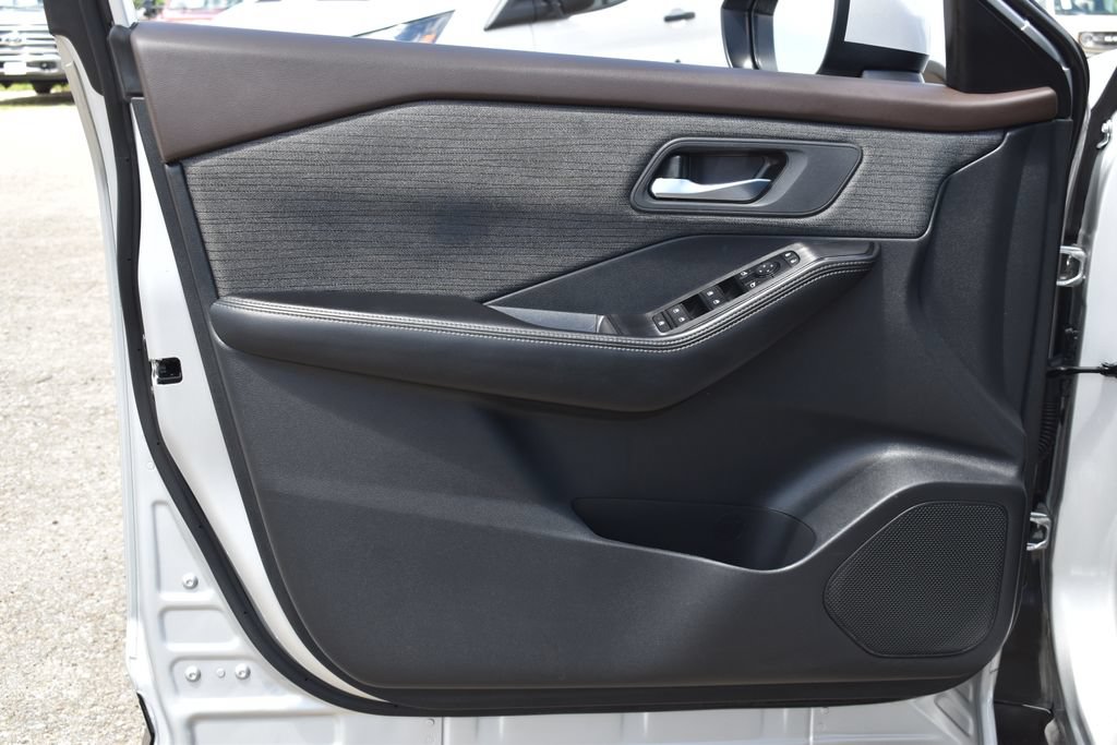 Used 2023 Nissan Rogue SV FWD image 9