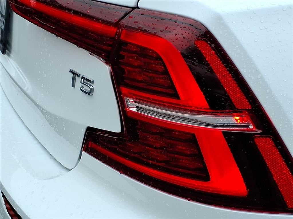 Used 2021 Volvo S60 T5 Momentum w/ Climate Package image 7
