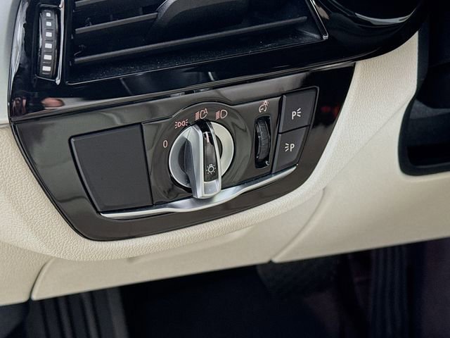 Used 2021 BMW 530i xDrive w/ Premium Package image 12