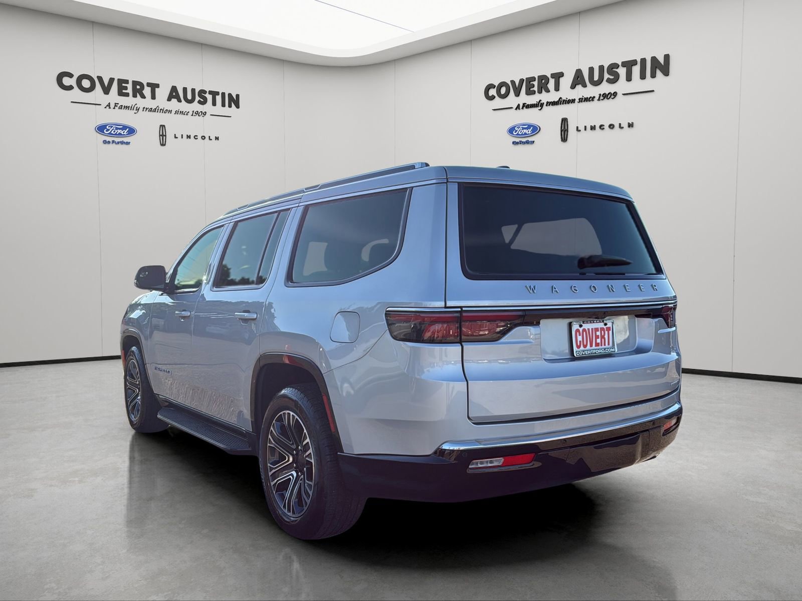 Used 2024 Jeep Wagoneer Series II w/ Flexible Seating Group RWD image 3
