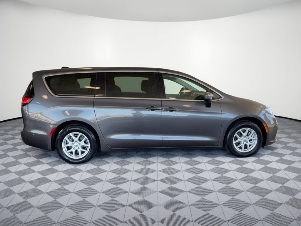 Used 2023 Chrysler Pacifica Touring-L FWD image 8