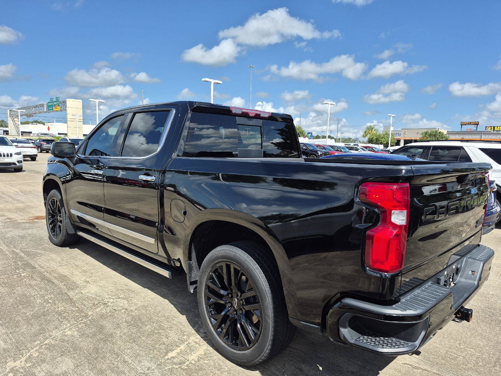 Used 2023 Chevrolet Silverado 1500 High Country w/ Technology Package AWD/4WD image 16