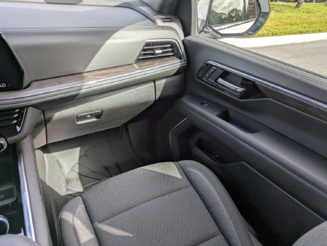 Used 2025 Chevrolet Tahoe LS AWD/4WD image 17
