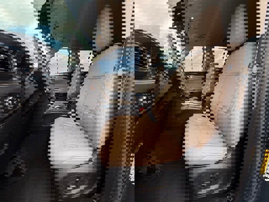 Certified 2022 Ford Explorer XLT w/ Equipment Group 202A image 20