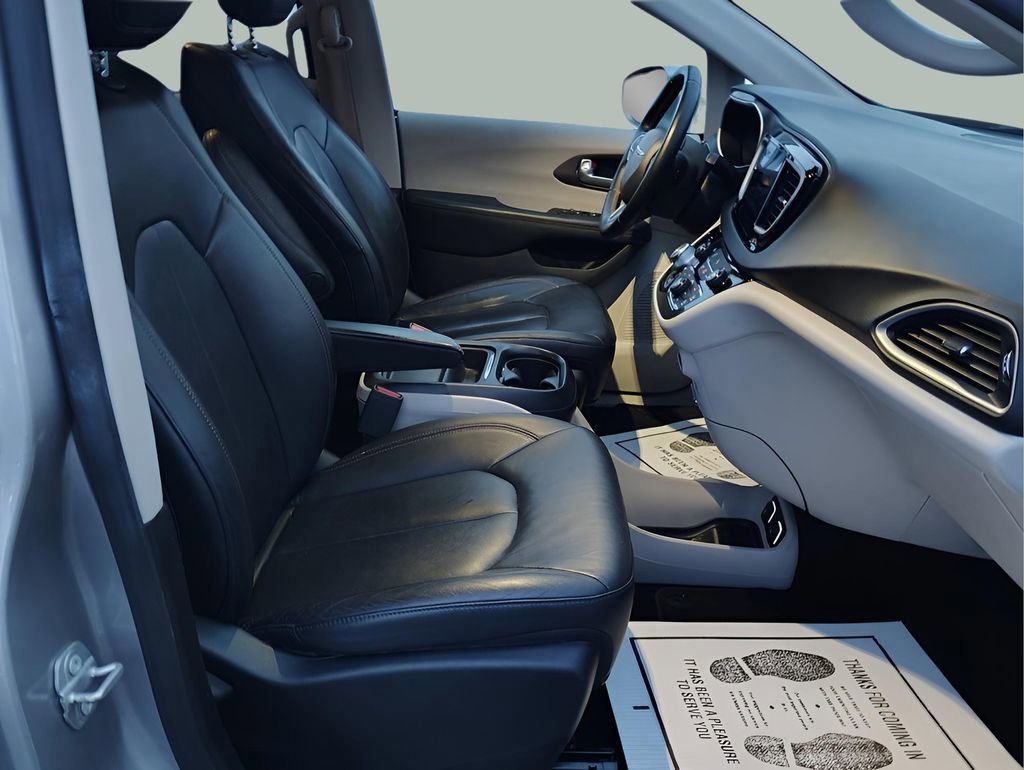 Used 2017 Chrysler Pacifica Touring-L image 32