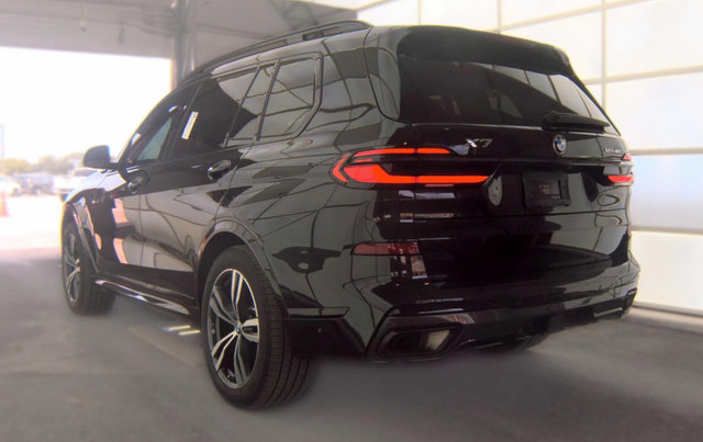Used 2024 BMW X7 xDrive40i w/ M Sport Package AWD/4WD image 4