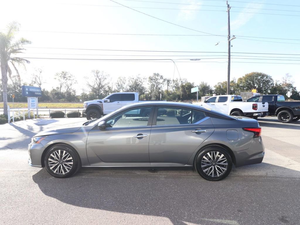 Used 2025 Nissan Altima 2.5 SV image 2