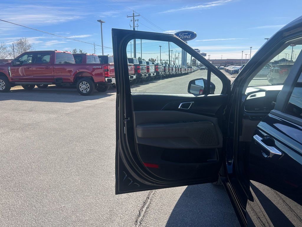 Used 2025 Kia Carnival image 11