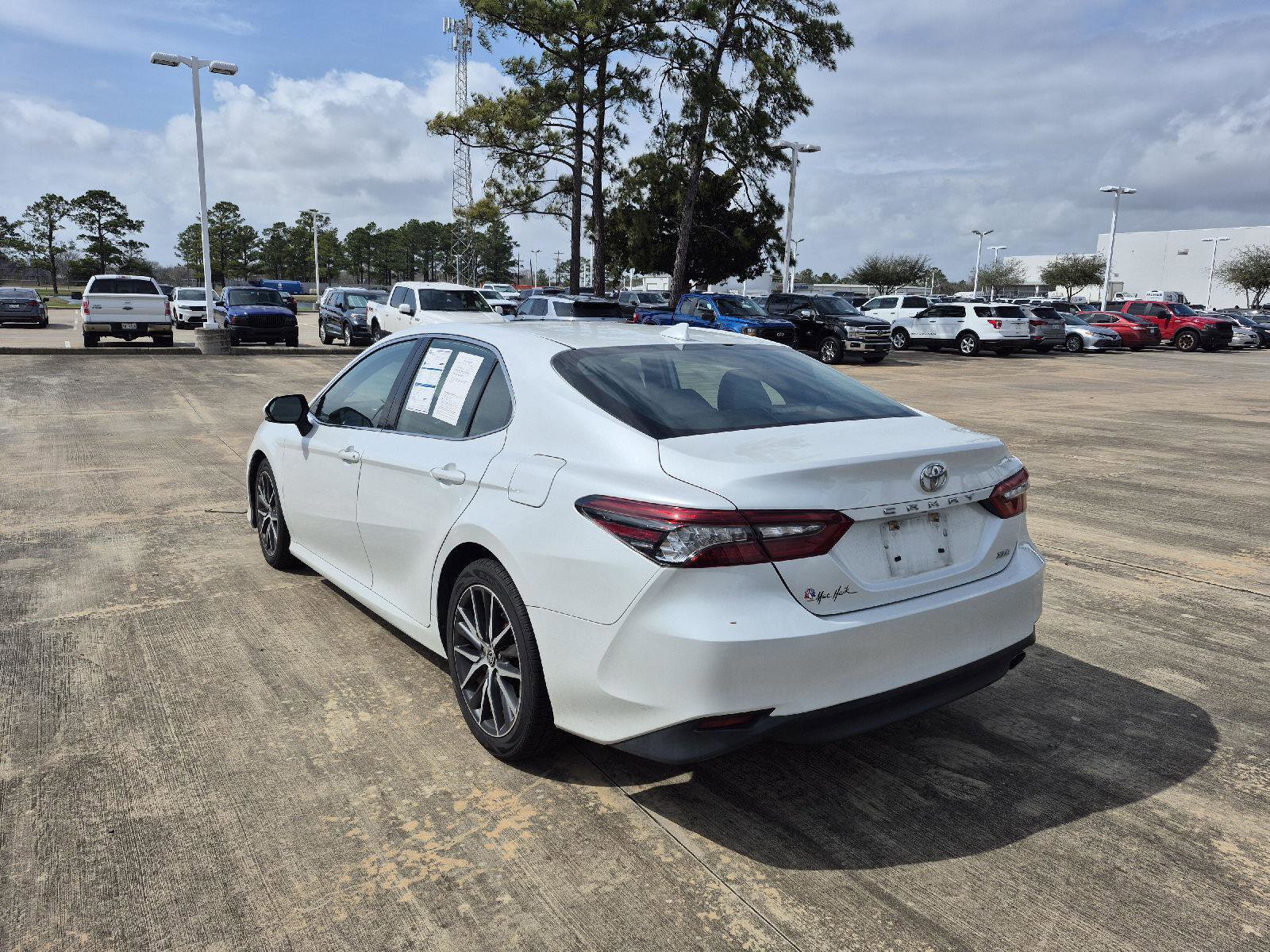 Used 2021 Toyota Camry XLE image 2