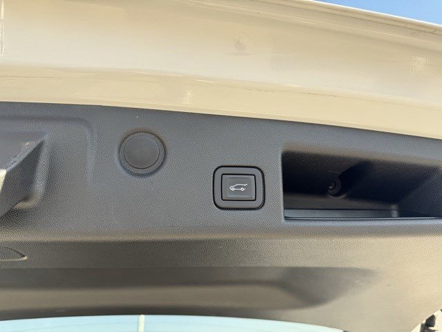 Used 2023 Chevrolet Equinox LT w/ Driver Convenience Package image 29