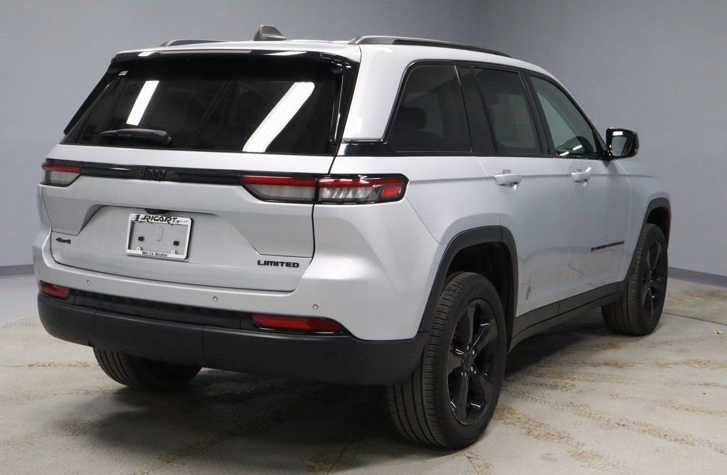 Used 2023 Jeep Grand Cherokee Limited w/ Black Appearance Package image 11