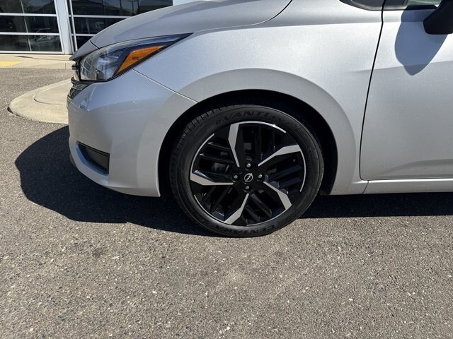 Used 2024 Nissan Versa SR FWD image 20