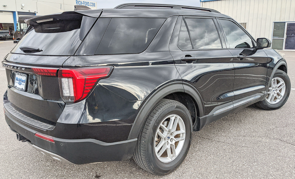 Certified 2025 Ford Explorer Active w/ Active Comfort Package RWD image 3